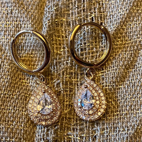 Zircon glamorous earrings dangle golden tone NWT - Picture 1 of 3